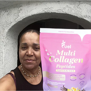 Person holding a pink bag of multi collagen peptides.